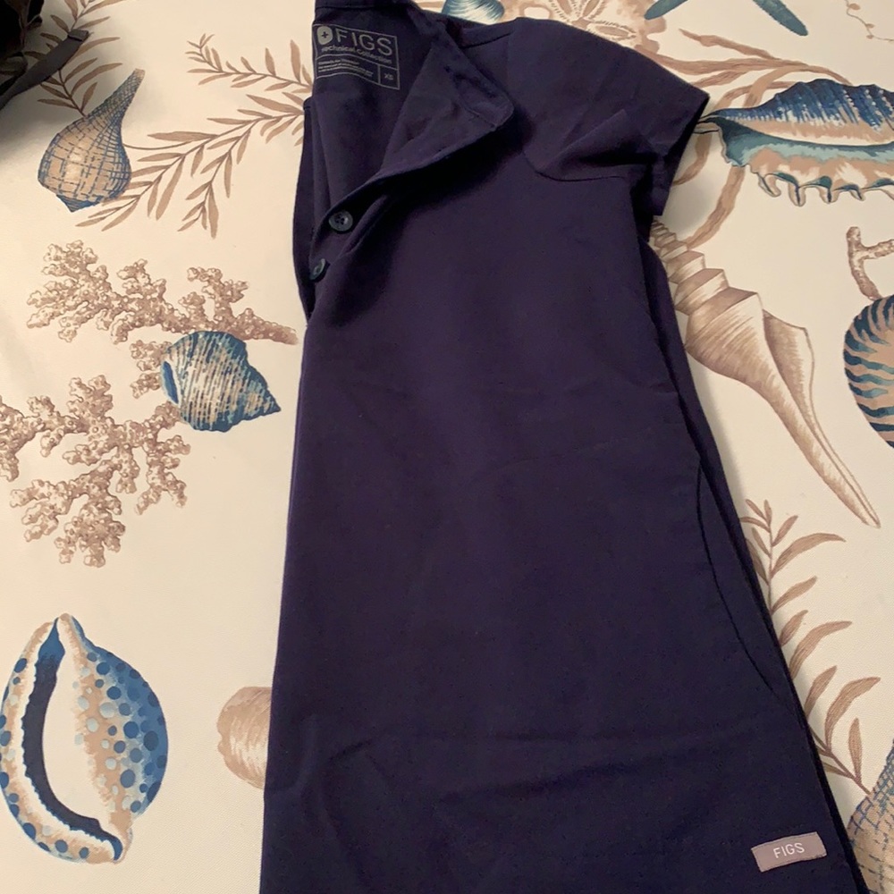 Figs XS scrub top!